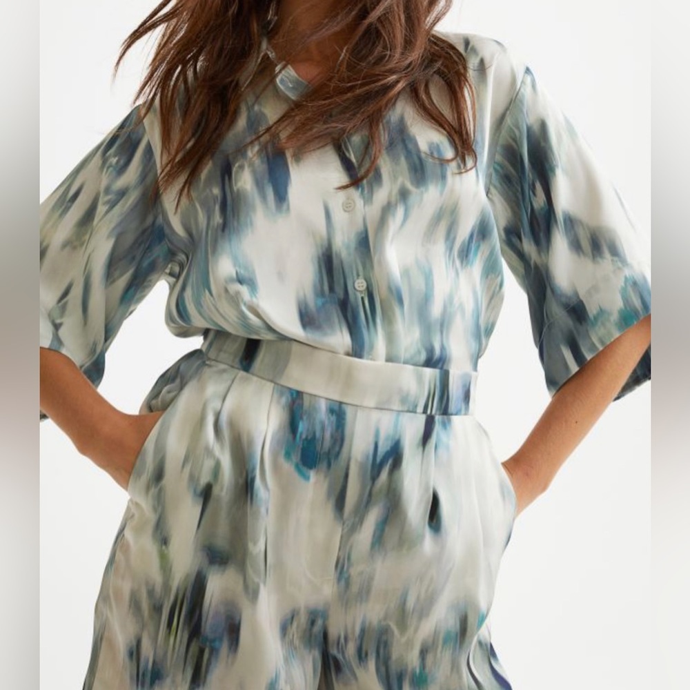 H&M oversized 2 piece short set. Size Medium Green,Blue,Creme water color print